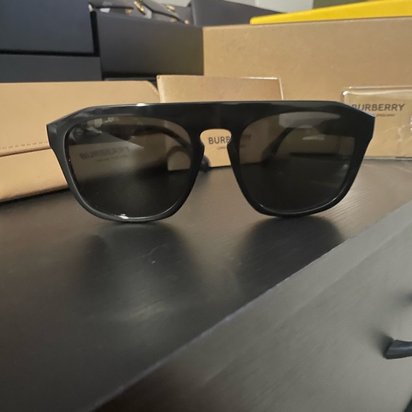 Mens burberry sunglasses - Picture 3 of 4